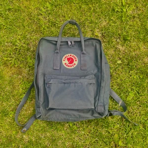 Svart grå Fjällräven kånken ryggsäck  - Fjällräven ryggsäck i  mörk grå färg. I stolek 16liter. Äkta fjällräven. Den har några defekter ( se bild)