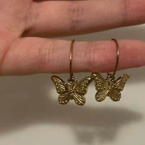 Fjärilsörhängen 🤍 - Supersöta, oanvända örhängen ifrån Bershka ❤️