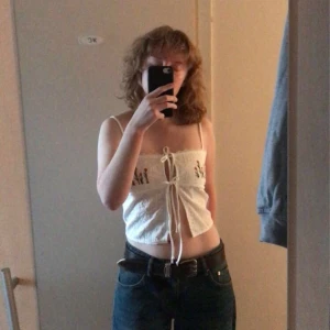 White floral top - Såå vacker croptop från motel rocks med brodyr och knyte i mitten