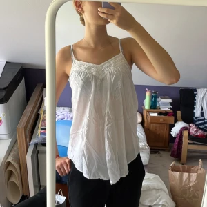 Söt topp <3 - Super gulligt vitt linne, lite luftigare 💕 ifrån hm, står storlek 38 men passar mig som är s/xs🫶🏻 i bra skick! Lite längre framtill💘använd gärna köp nu💌