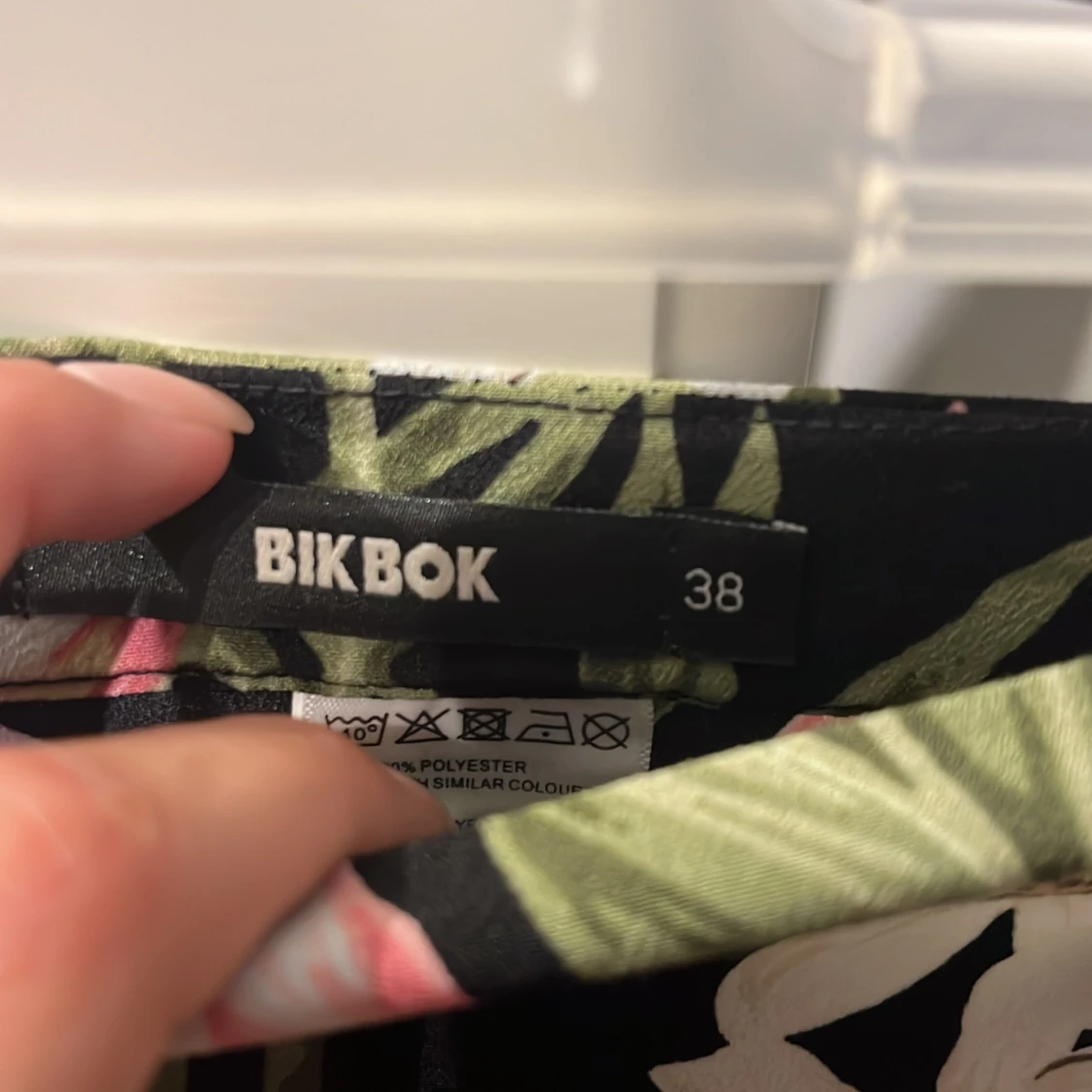 Blommig kortkjol från BikBok - 91
