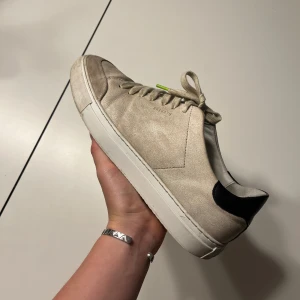 Axel arigato skor  - Säljer mina Axel arogato skor då dom inte kommer till användning mer. Men dom har mycket kvar att ge. Det finns några diffekter på skon men går bort med tvättning. Vid snabb affär kan priset diskuteras. 