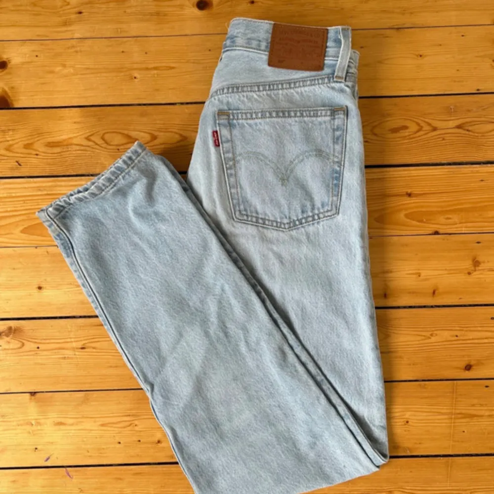 Säljer dessa Levi’s jeans i modellen 501, superfin ljusblå färg. De är storlek W25 L30, skriv för fler bilder💕. Jeans & Byxor.