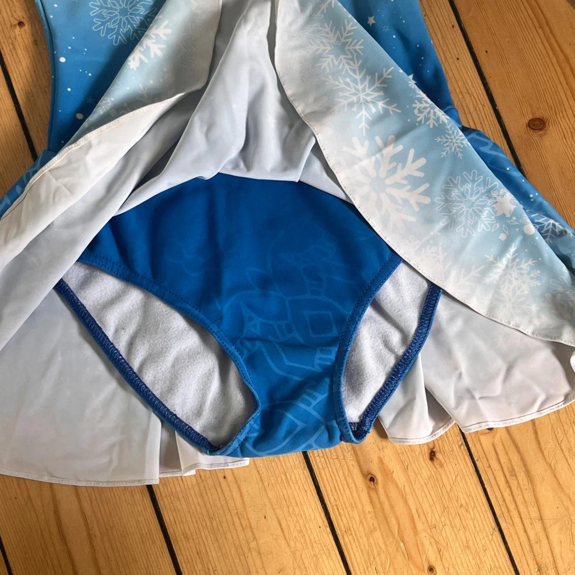 Blå och vit klänning med snöflingor - 90