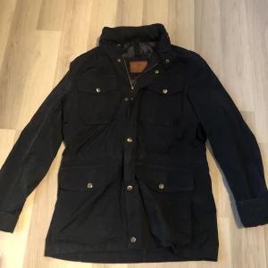 Massimo Dutti Jacka - Säljer denna feta Massimo Dutti safarijacka, huvan går att ta fram genom dragkedjan bak på jackan! Storleken är medium men kan passa small.