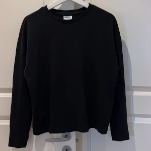 Tröja - Svart tunnare sweatshirt, säljer den då den inte kommer till användning💕💕går att diskutera pris 