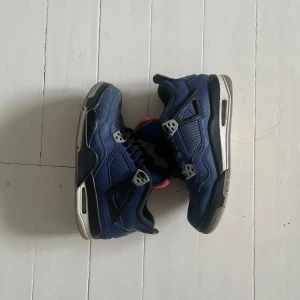 Air jordan 4 Retro Winter BG “Loyal Blue” - skick: 7/10 (Skada På högra skon, finns bild) Storlek: EU 40  Fel låda/ Skadad låda  Köpt ungefär 2 år sedan, Använda men bra skick.  PRISET KAN DISKUTERAS ❗️❗️