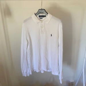 Ralph Lauren piké M - Ralph lauren piké i färgen vit. Storlek M. Nyskick, inga skavanker. Nypris 1495 kr, köp för endast 499kr.