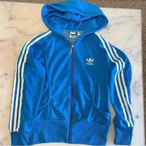 Adidas Kofta - Adidas kofta i nyskick knappt använd! Skriv vid frågor💓