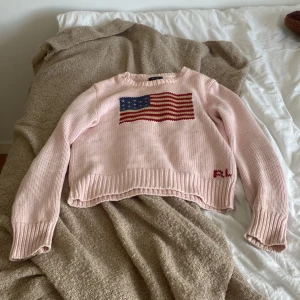 Rakph lauren tröja - Säljer denna ralph lauren tröja i strl 12-14/xs💓 den har ett litet hål i högra armen, därav priset. Annars inga defekter men priset kan diskuteras.