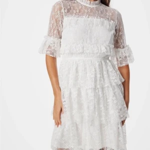 Vit spetsklänning - Säljer min superfina ”By Malina” liknande klänning från bubbleroom. Använts en gång på skolavslutning. Nypris 700 kr Har klippt av lappen så vet ej vilken storlek det är men har för mig att det är 36 men den passar 38 också. 