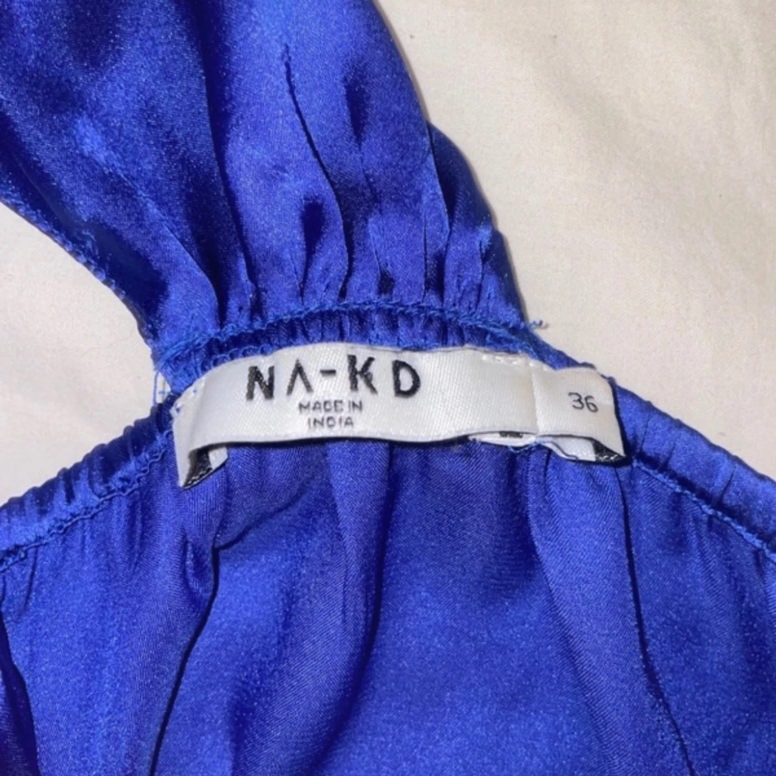 Blå sidenklänning från NA-KD - 90