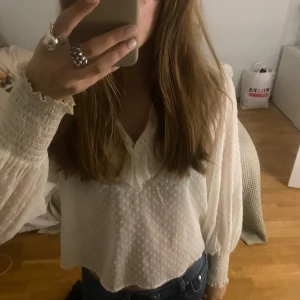 Zara blus!!! - Jätte fin zara blus!!! Säljer då den inte kommer till användning, hör bara av er om de är nåt! Skickar inom 1-2 dgr😍😍