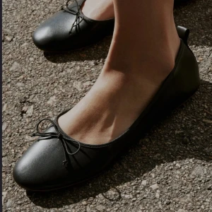 Svarta ballerinaskor  - Snygga svarta ballerina skor med rosett. Perfekta för både vardag och fest. Använd en gång på min student. Nypris 200kr