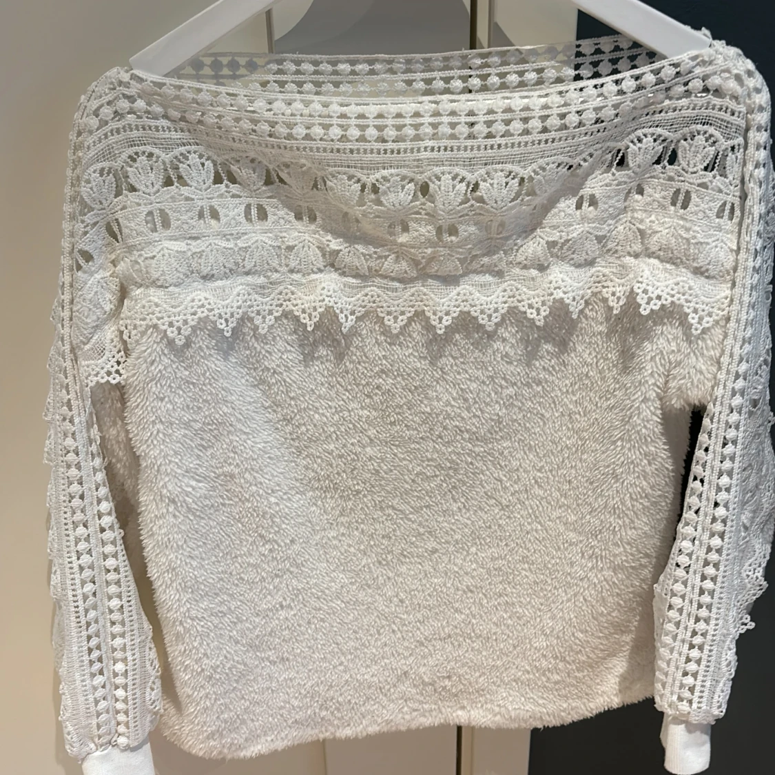 Vit off-shoulder tröja med spetsdetaljer - 90