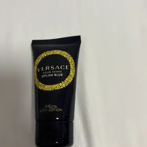 Säljer en lyxig body lotion från Versace, Pour Femme Dylan Blue. Den kommer i en elegant mörkblå tub med guldiga detaljer. Perfekt för att återfukta huden och lämna en härlig doft. Perfekt för daglig användning eller som en fin present!