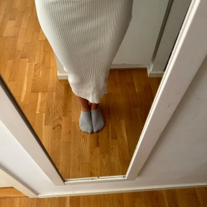 Vit långkjol från Zara - Långkjol från Zara använd en gång. Köparen står för frakten 💕💕