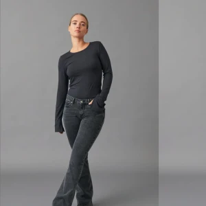 Jeans  - Helt nya low waist jeans från Gina, köpt för 500kr men säljer dem för 300kr. Aldrig använda, säljer pga att jag inte kommer använda dom då jag inte gillar färgen. Pris går att diskutera 