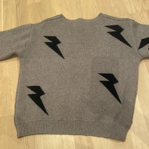 Blixt tröja  - Skick:bra lite nopprig mjuk 