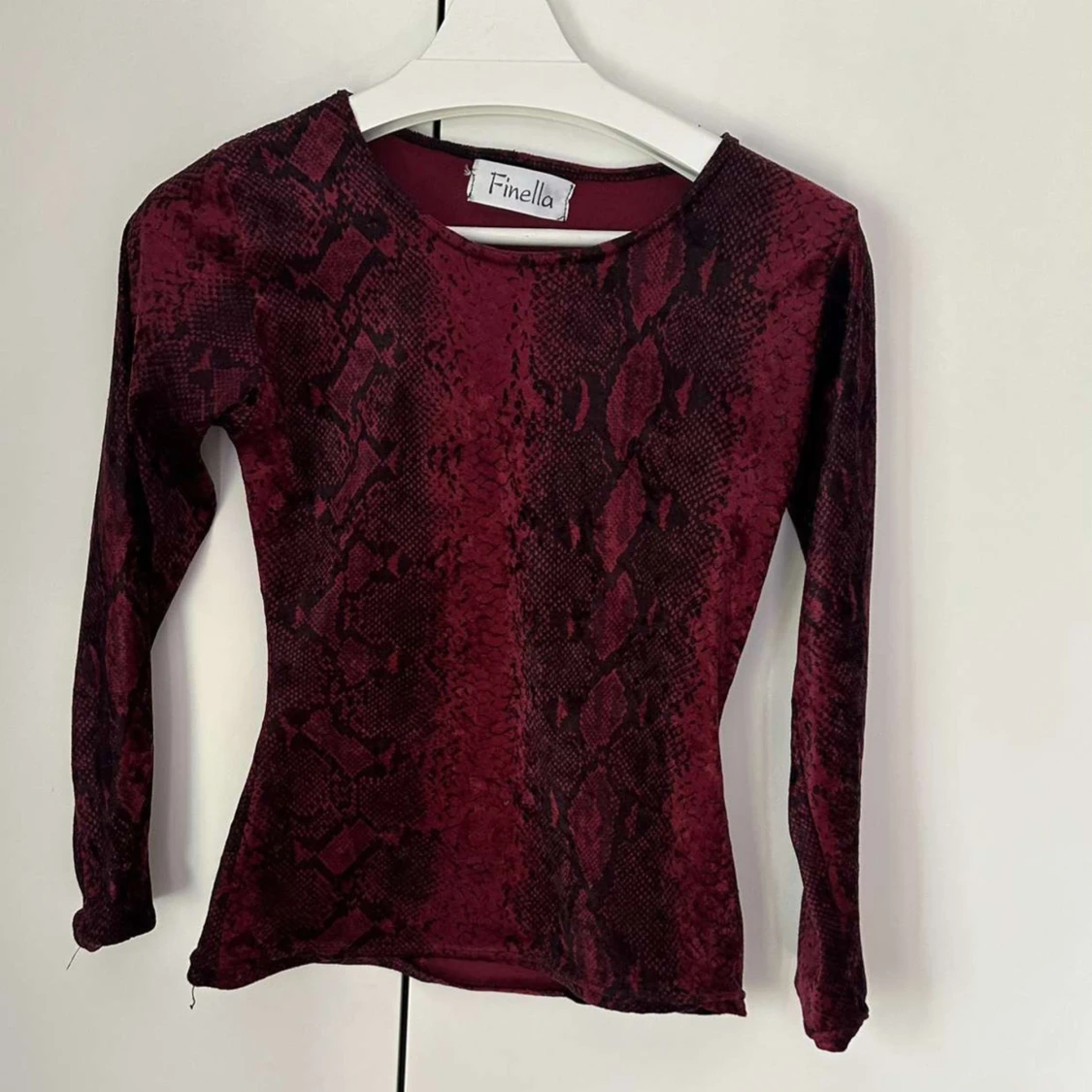 Röd ormskinnströja - 90