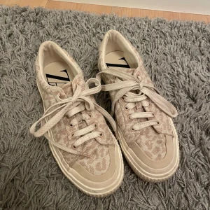 Ljusa sneakers - Ljusa leopardmönstrade sneakers från zara i storlek 39. Bra skick!