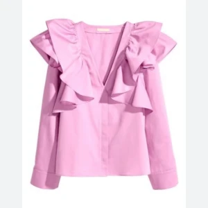 Volang blus  - Rosa blus ifrån hm Storlek 38, passar mig som är XS/S. En liten fläck på vänster sida (den syns knappt) syns på bild 3. Pris kan diskuteras vid snabb affär!  🥰🥰