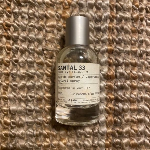 Le Sabo Santal 33 - Doft av kardemumma, iris, viol och ambrox. Unisex. 50ml Knappt använd. Originalpris: 2100kr säljer för 700. Råka få smink på etiketten (syns på bild) 