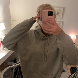 Grå hoodie från Gina - Grå hoodie från Gina tricot! Använd men välbehållen!  Skönt material! Storlek medium! 