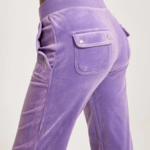 Juicy Couture byxor - INTRESSKOLL!! Lägger upp denna annons som intresskoll ifall någon är intresserad av att köpa dessa lila juicy byxorna. Använda fåtal gånger. Storlek XXS. Bilderna är lånade! Hör av er vid frågor eller egna bilder💜priset går att diskutera🥰