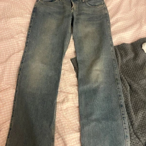 Weekday low arrow straight jeans  - Oanvända i storlek 30x32. Nypris ligger runt 699💕 Priser kan diskuteras 😊
