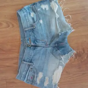 Fina lågmidjade shorts från hollister köpa secondhand står ingen storlek i men skulle säga runt 25/26 