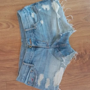 Lågmidjade shorts  - Fina lågmidjade shorts från hollister köpa secondhand står ingen storlek i men skulle säga runt 25/26 