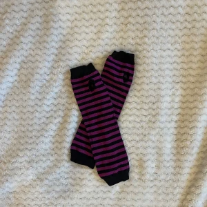 randiga armvärmare - Lila och svarta randiga armvärmare, inte använda så i jättefint skick! 