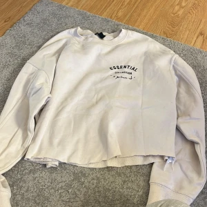 Mysig tröja  - Väldigt skön tröja jag använder xs men har denna i XL är liten i storleken men har klippt av så den är jätte fin pååå🥰