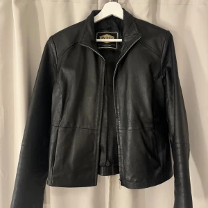 Skinn jacka  - Säljer denna fina skinnjacka. Skulle säga att den är liten i storleken.🩷