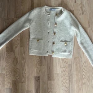 Zara kofta  - Så söt med guldknappar använd typ tre gånger 