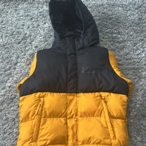  Orange/gul helly Hansen jacka/ barn -  Jackan är väldigt tjock och varm 