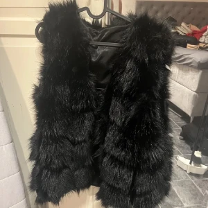 Svart pälsjacka - Har använt den några gånger under hösten