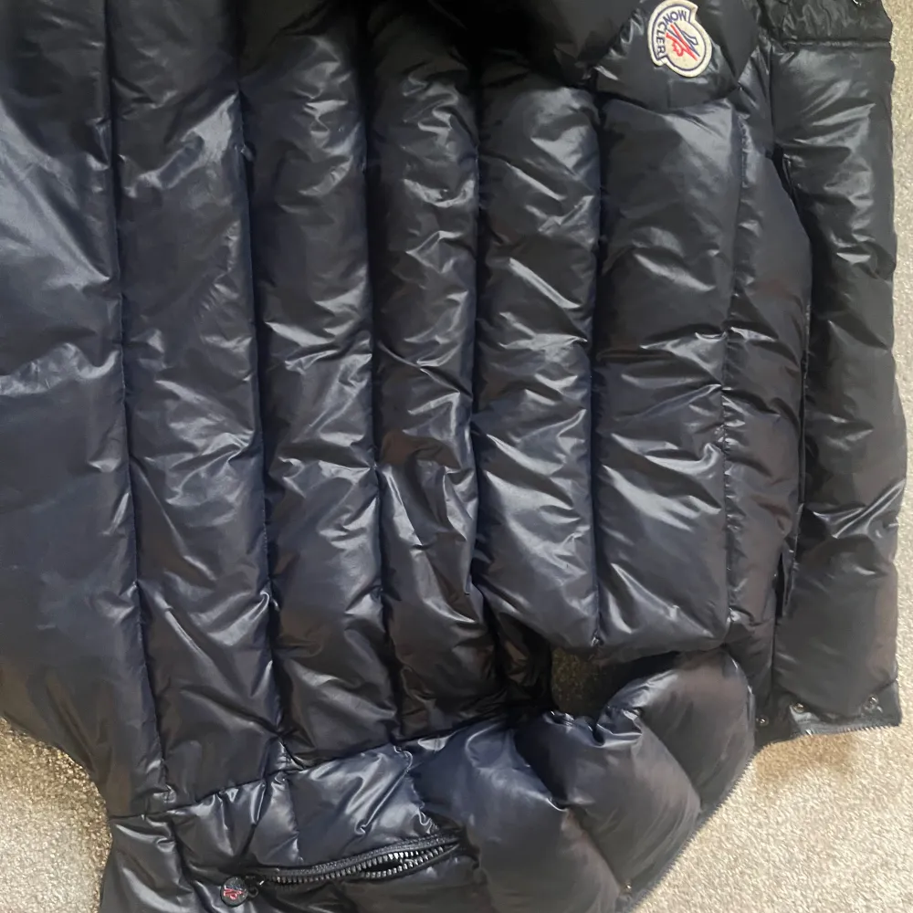 Tja säljer nu min moncler väst då den är för liten på mig. Storleken är m i barn storlek som motsvarar xs/170 Ungefär. Jag har inte använt den på hela sommaren så kan gärna gå ner lite i pris. . Jackor.