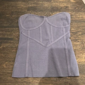 zara topp - Jättefin bandeau topp från zara som tyvärr blivit för liten. Så gullig!!!🩷Andra bilden gör färgen mest rättvis!!