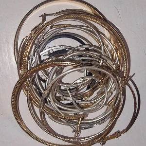 BUNDLE hoop örhängen - Bundle med en jävla massa hooped earrings, calling all y2k babes put there!!! Finns i guld, silver, roseguld och svart. Pris går o diskutera vid snabb affär