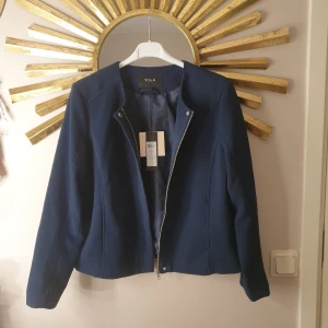 Vila jacka - Marinblå jacka från Vila i nyskick med lappen kvar, nypris: 580,- Finns fickor.