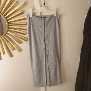 Kjol - Kjol från gina i jättefint skick, endast använd en gång. 