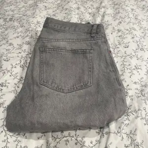 Grå straight lågmidjade jeans från GinaTricot. Fint skick och inga defekter! Hör av er för fler bilder 