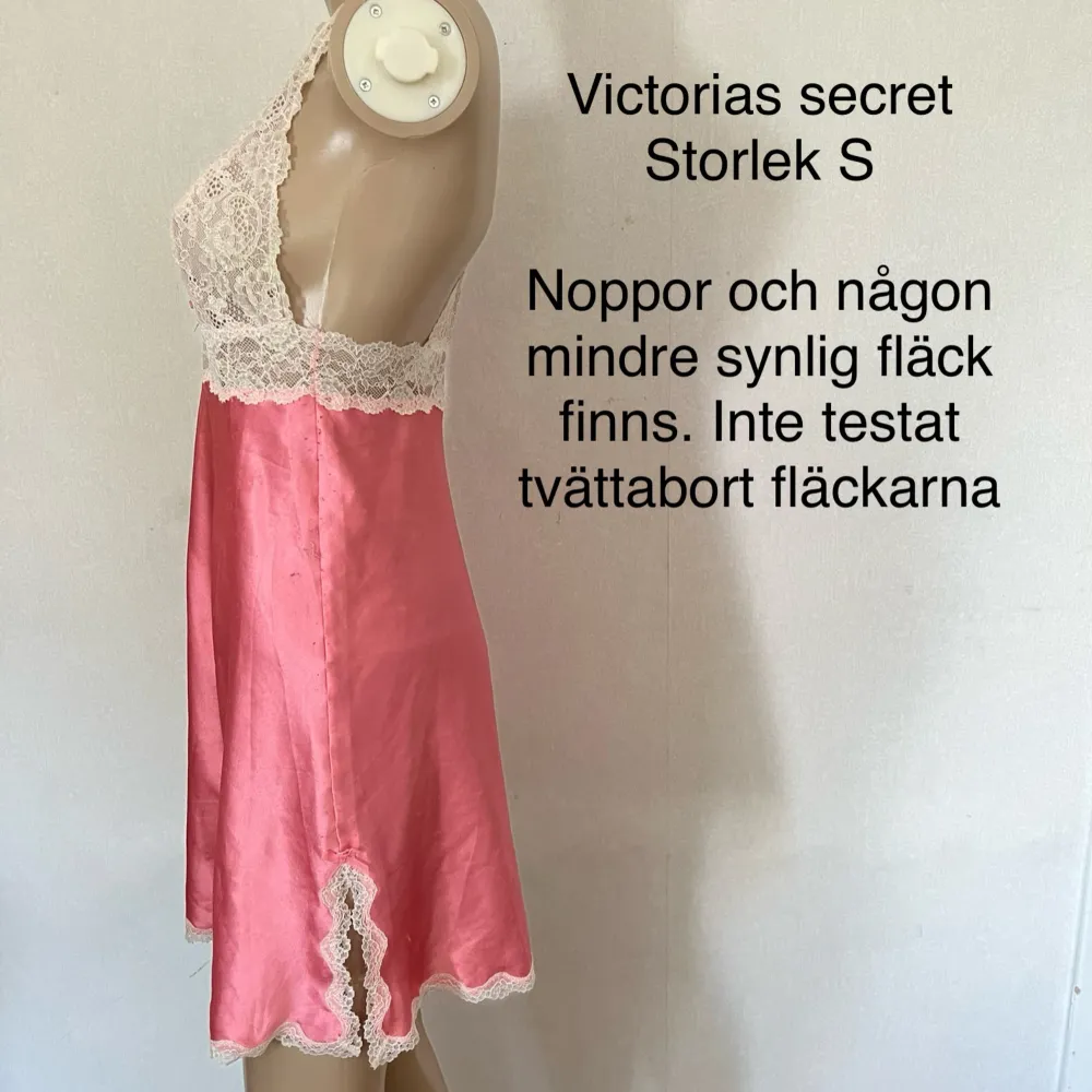 Noppor och någon mindre fläck på lite mer dolda ställen förekommer, inte testat fläcktvätta. Vet inte material, känns silkigt.. Klänningar.