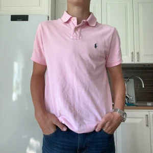 Rosa Ralph lauren pike - En fet Ralph Lauren pike utan några defekter och priset är inte hugget i sten så skriv vid minsta fundering 