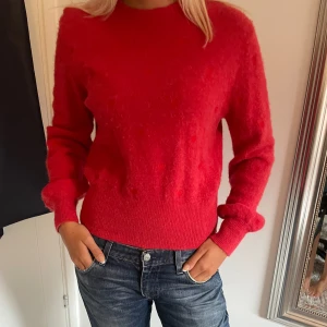 Stickad tröjq - Säljer denna fina stickade tröja som har små hjärtan på sig