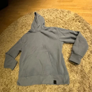 PULL&BEAR hoodie - Blå och fin PULL&BEAR hoddie som är använd ett par fåtal gånger. Skick 8/10 Inköpt på Zalando för 499:- Storlek L passar XL