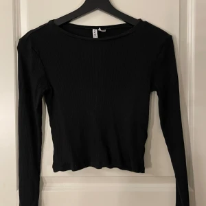 Långärmad tshirt - Långärmad ribbad tröja från hm i fint skick💓