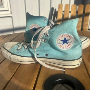 Ljusblå Converse  - Supercoola och unika converse🩵 Sparsamt använda och bra skick. 